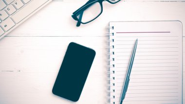 bilgisayar ve akıllı telefon vintage tarzı ile not etmek