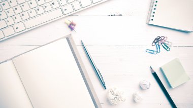 bilgisayar ve notebook ile ofis malzemeleri vintage tarzı