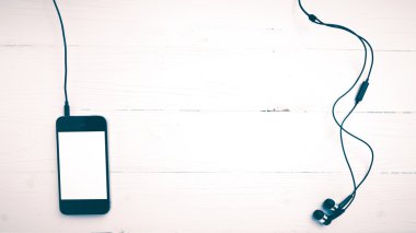 cep telefonu kulaklık vintage tarzı ile