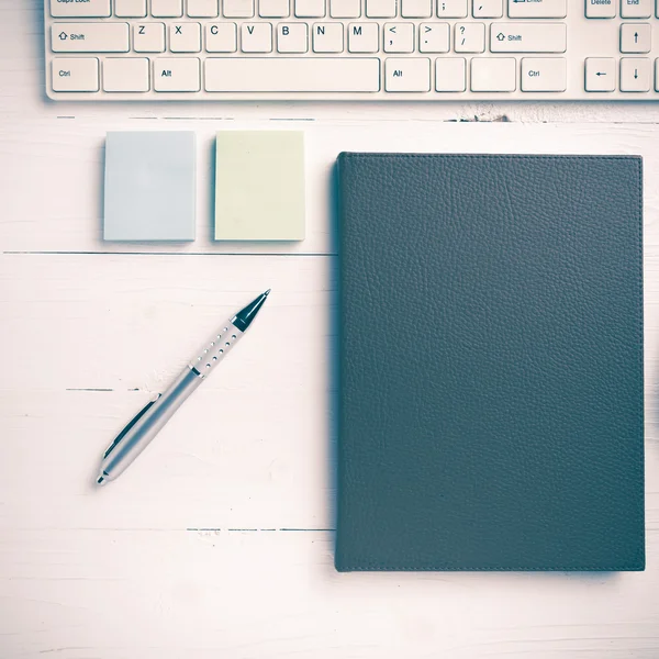 Computador e notebook marrom com material de escritório estilo vintage — Fotografia de Stock
