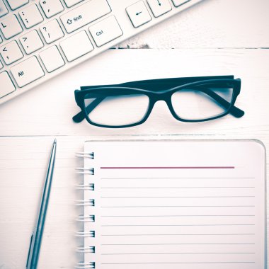 bilgisayar ve not defteri vintage tarzı