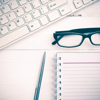 bilgisayar ve not defteri vintage tarzı