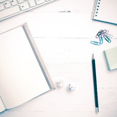 bilgisayar ve notebook ile ofis malzemeleri vintage tarzı