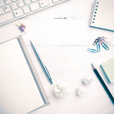 bilgisayar ve notebook ile ofis malzemeleri vintage tarzı