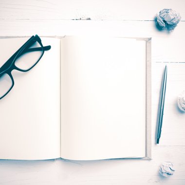 defter ve buruşuk kağıt vintage tarzı