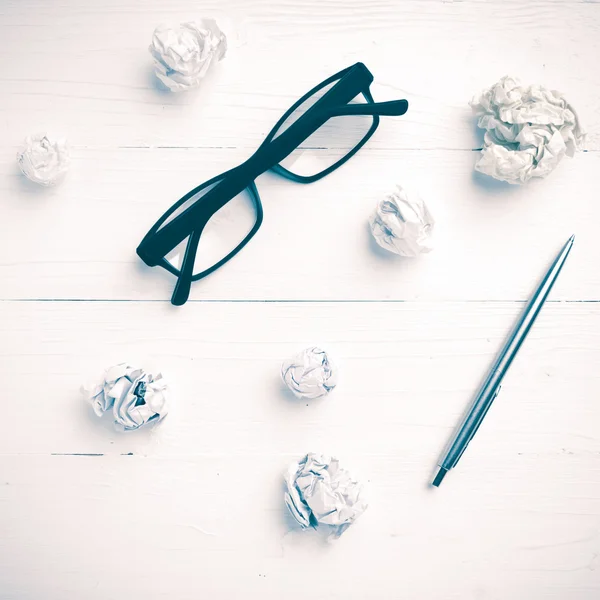 Papel enrugado e óculos com caneta estilo vintage — Fotografia de Stock