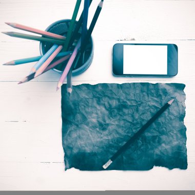 akıllı telefon ve kalem vintage tarzı ile kahverengi paer yanan