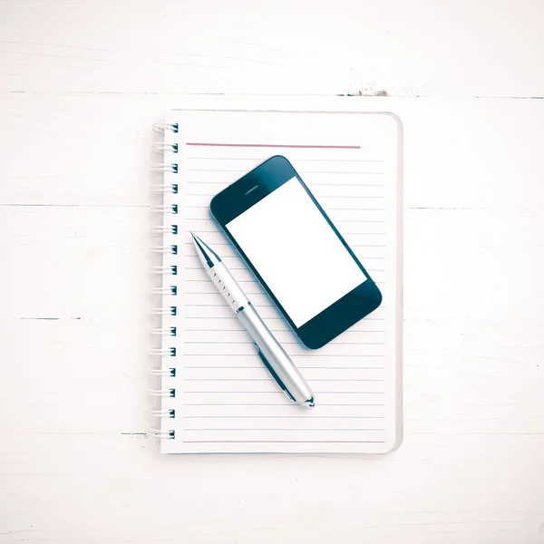 Notepad e celular estilo vintage — Fotografia de Stock