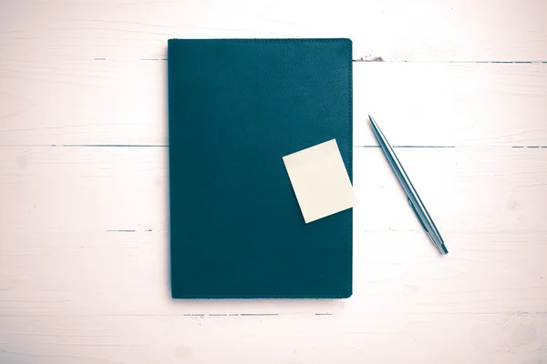 Notebook marrom e caneta estilo vintage — Fotografia de Stock