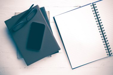 kitap vintage tarzı yığını ile not etmek