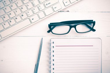 bilgisayar ve not defteri vintage tarzı