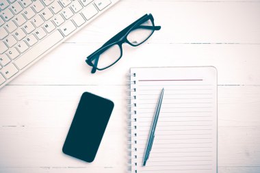 bilgisayar ve akıllı telefon vintage tarzı ile not etmek