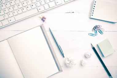 bilgisayar ve notebook ile ofis malzemeleri vintage tarzı