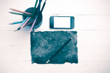 akıllı telefon ve kalem vintage tarzı ile kahverengi paer yanan