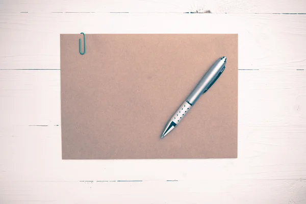 Papel marrom com caneta estilo vintage — Fotografia de Stock