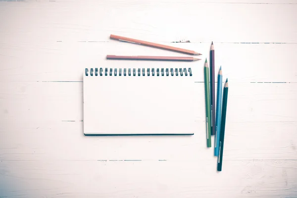 Bloco de notas com lápis de cor estilo vintage — Fotografia de Stock
