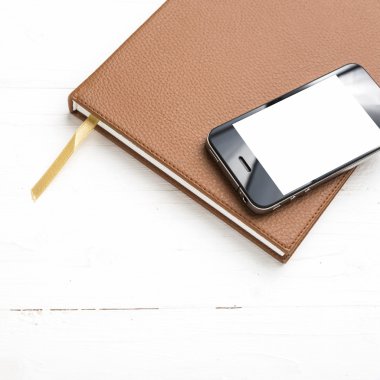 cep telefonu üstünde defter