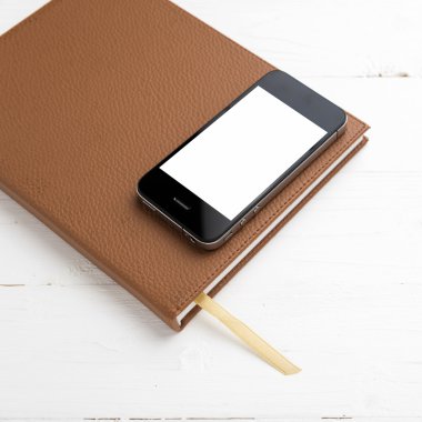 cep telefonu üstünde defter