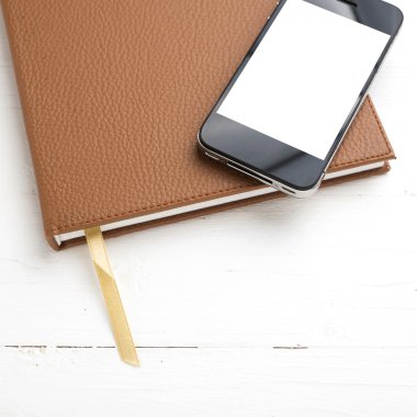 cep telefonu üstünde defter