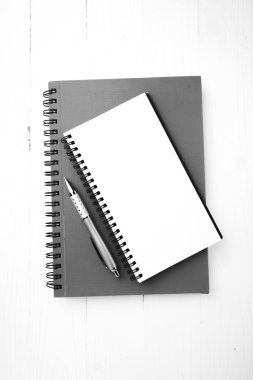 defter ve kalem siyah ve beyaz rengi stili