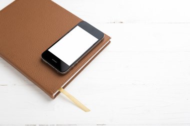 cep telefonu üstünde defter