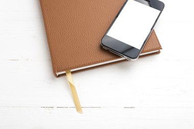 cep telefonu üstünde defter