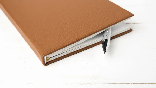 Cuaderno y pluma — Foto de Stock