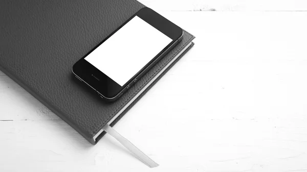 Celular no notebook estilo de cor tom preto e branco — Fotografia de Stock