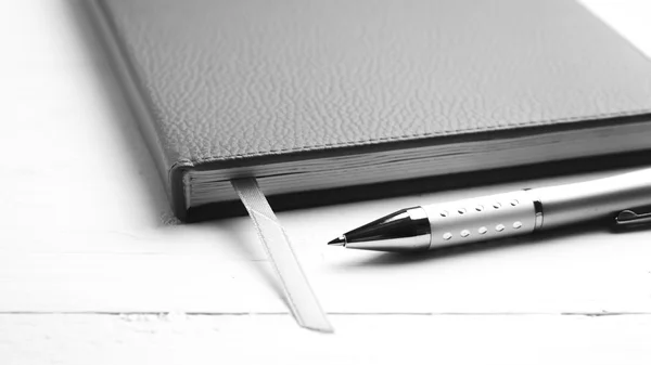笔记本和钢笔黑色和白色色调颜色样式 — 图库照片