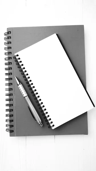 Cuaderno y pluma negro y blanco tono de estilo de color — Foto de Stock