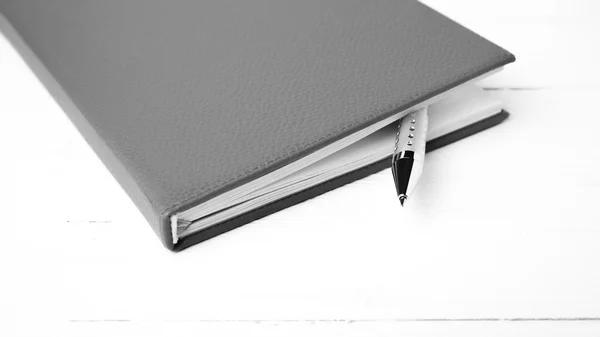 Cuaderno y pluma negro y blanco tono de estilo de color — Foto de Stock