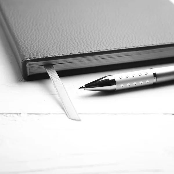 笔记本和钢笔黑色和白色色调颜色样式 — 图库照片