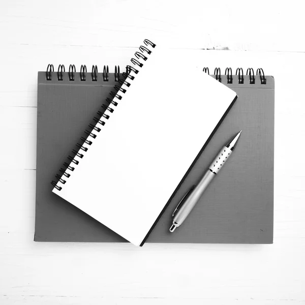 Notebook e penna in bianco e nero tono di colore stile — Foto Stock