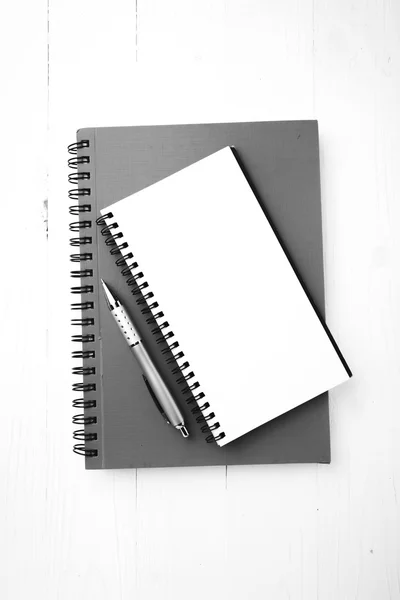Cuaderno y pluma negro y blanco tono de estilo de color — Foto de Stock