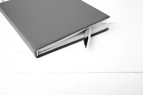 Notebook e caneta estilo de cor tom preto e branco — Fotografia de Stock