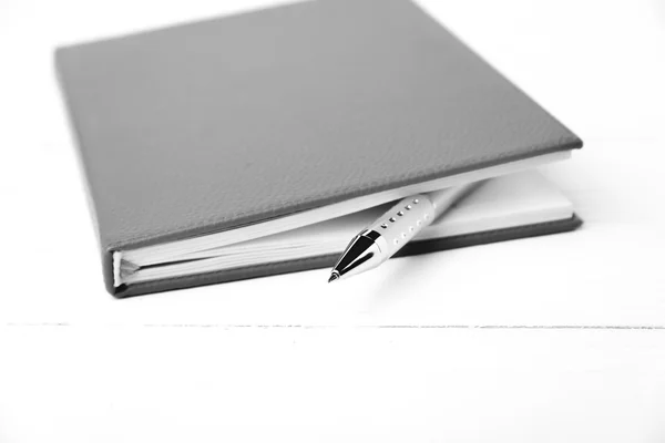 Notebook e caneta estilo de cor tom preto e branco — Fotografia de Stock