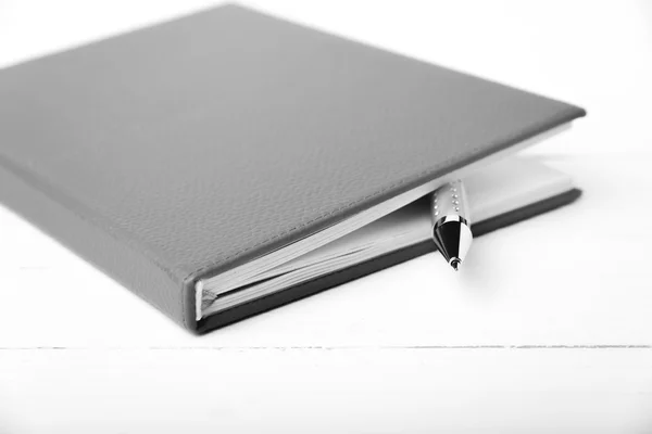 Cuaderno y pluma negro y blanco tono de estilo de color — Foto de Stock