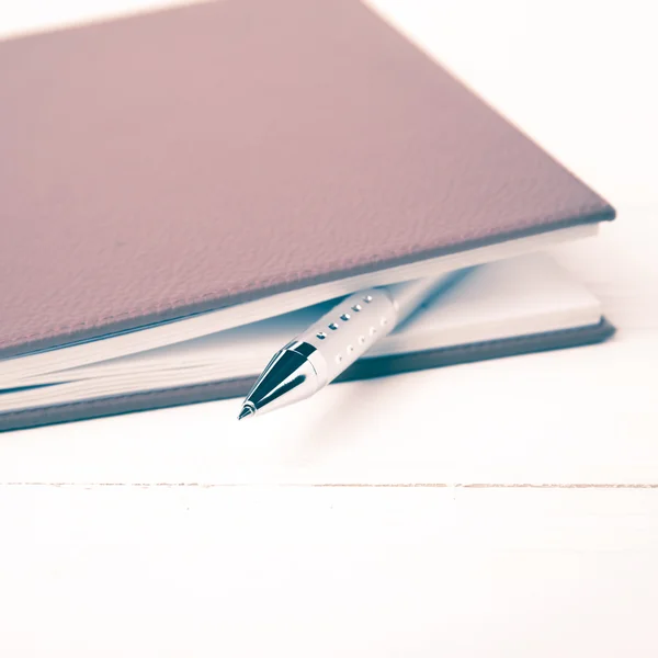 Cuaderno y pluma estilo vintage —  Fotos de Stock