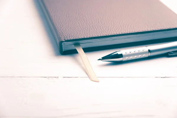 Ноутбук и ручка винтажный стиль — стоковое фото