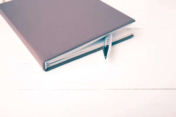 Cuaderno y pluma estilo vintage — Foto de Stock
