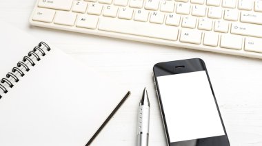 bilgisayar ve cep telefonu ile defter ve kalem