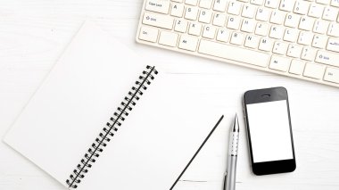 bilgisayar ve cep telefonu ile defter ve kalem