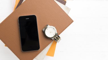 kitap ve seyretmek yığını ile cep telefonu