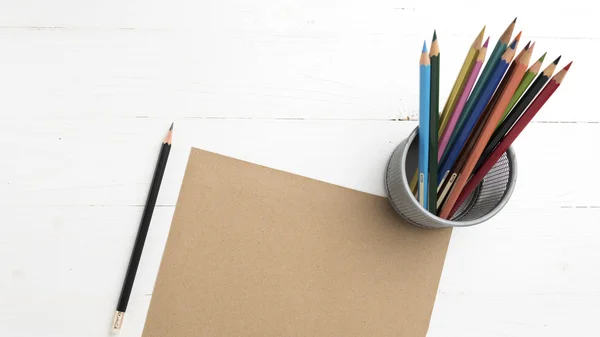 Hnědý papír a barevné tužky — Stock fotografie
