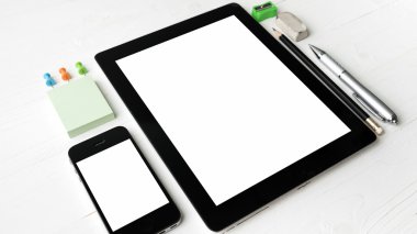 Tablet ve cellphone ile ofis, banka donatımı