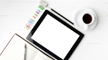 defter ve kahve Kupası ile tablet
