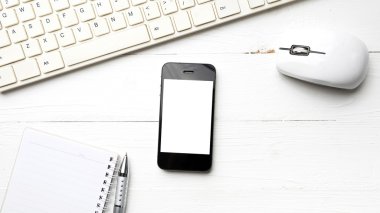 cep telefonu ile bilgisayar ve kahve fincanı