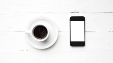 kahve fincanı ile cep telefonu