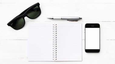 Not defteri ve kalem ile cep telefonu