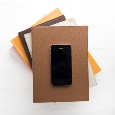 kitap yığını ile cep telefonu